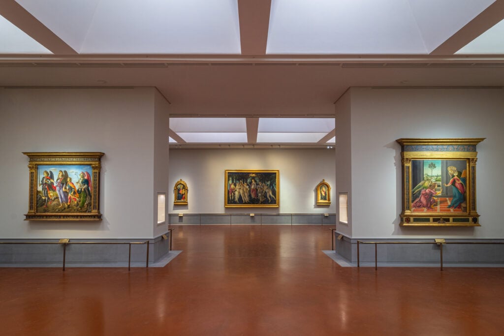Nuovo allestimento agli Uffizi di Firenze: Venere e Primavera di Botticelli si guardano per la prima volta. Il video