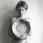 Stephan Brigidi, Donna con piatto, (Francesca Woodman, via dei Coronari), Roma, 1978 (pag. 149 del libro)