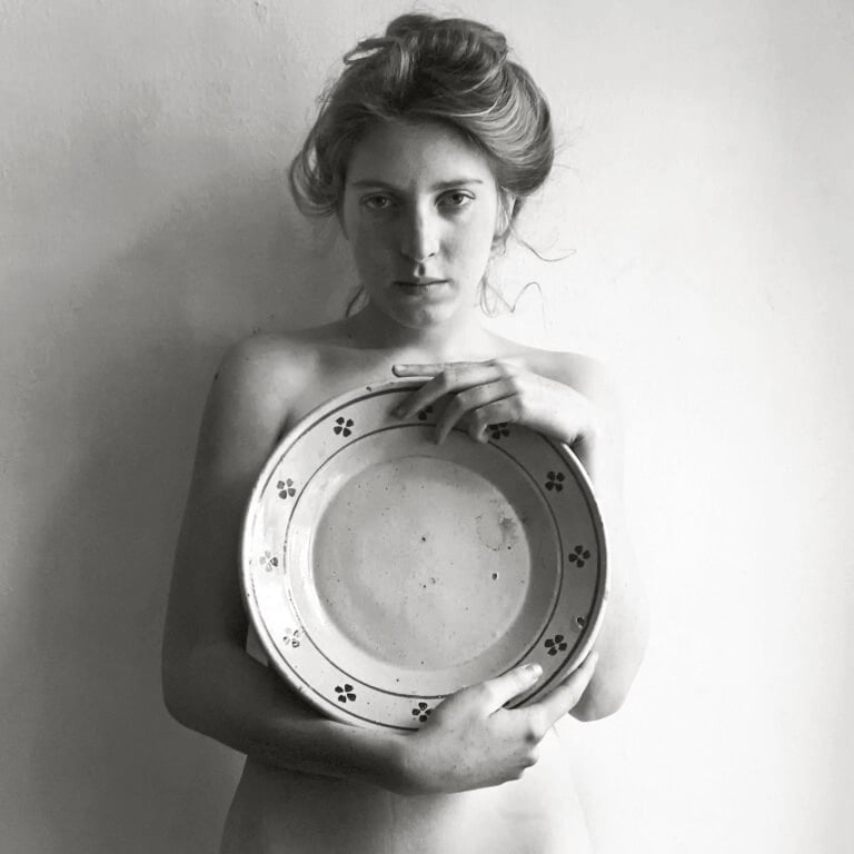 Stephan Brigidi, Donna con piatto, (Francesca Woodman, via dei Coronari), Roma, 1978 (pag. 149 del libro)