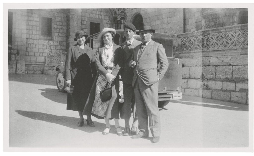 Picasso, la moglie Olga e il figlio Paulo e la sua istitutrice in visita alla cattedrale di Burgos. 1934