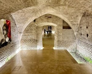 Nei sotterranei del Real Alcázar di Siviglia c’è una mostra esplosiva. L’artista ce la racconta