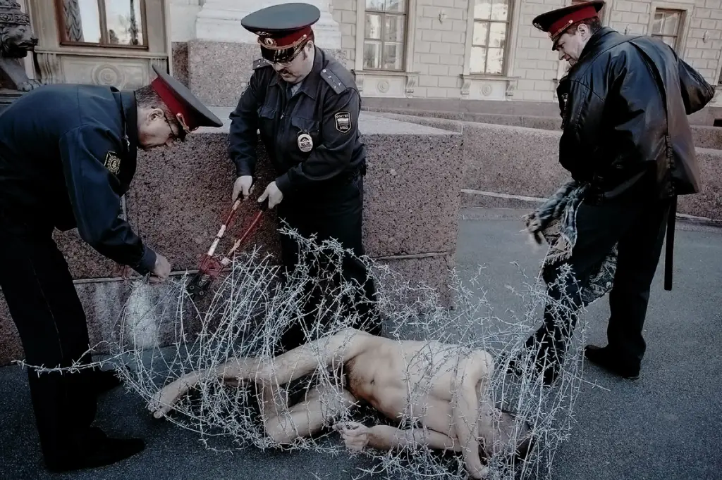 Pyotr Pavlensky, Carcass. Courtesy l'artista. Photo Sergey Ermokhin
