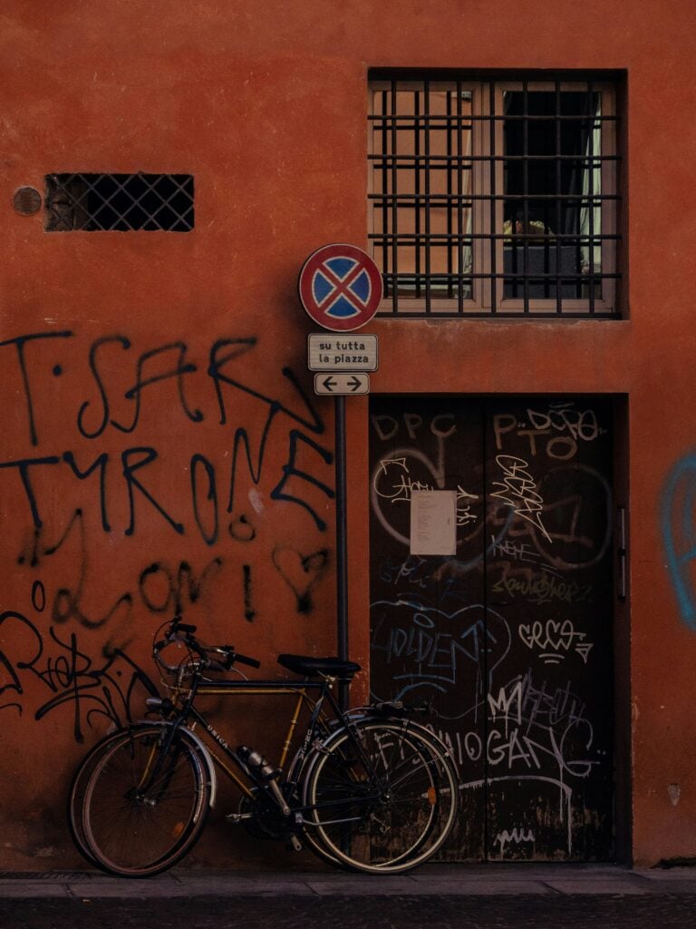 A Bologna la sottosegretaria alla cultura Borgonzoni combatte graffiti e scritte vandaliche (che per&ograve; sono l&igrave; per colpa del suo partito)
