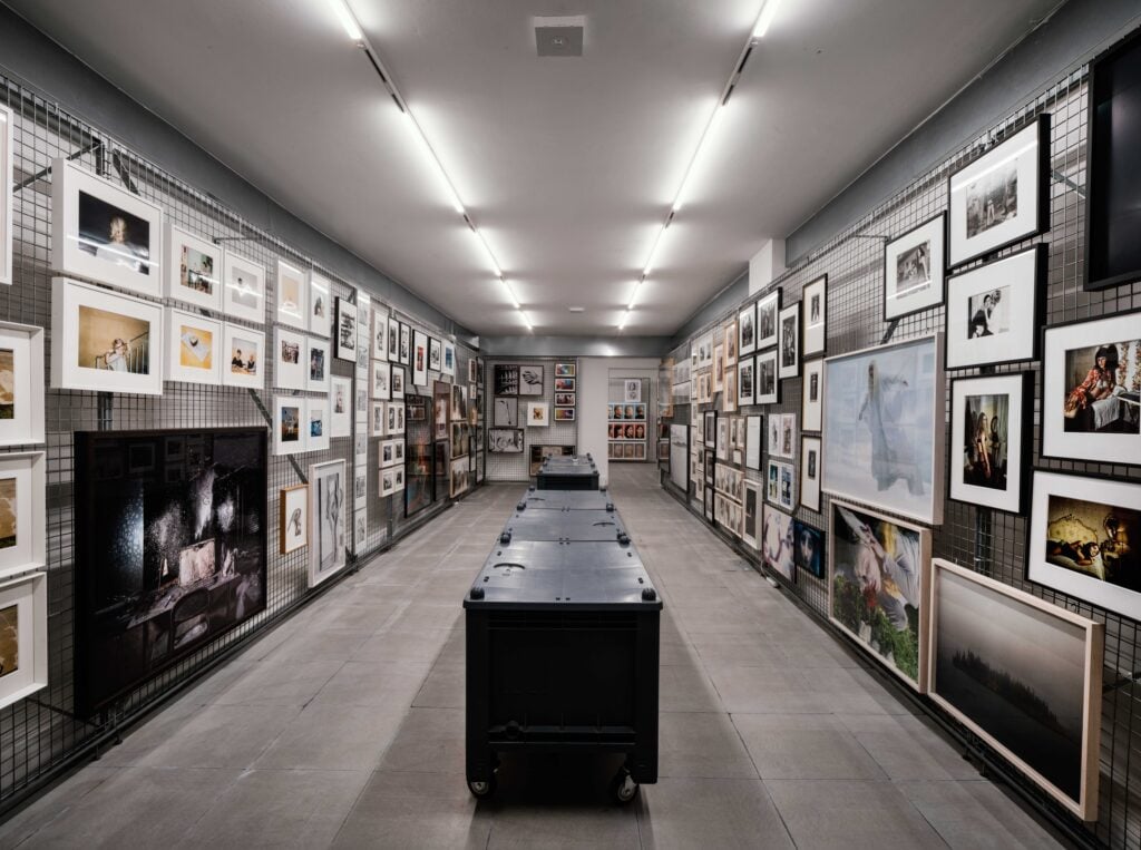 A Roma un ex garage ospita un’importante collezione d’arte. Le immagini
