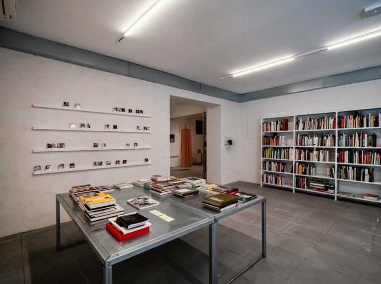A Roma un ex garage ospita un'importante collezione d'arte. Le immagini