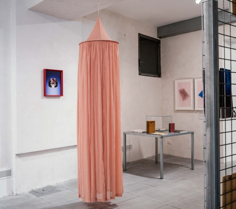 A Roma un ex garage ospita un'importante collezione d'arte. Le immagini