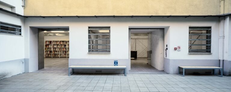 A Roma un ex garage ospita un'importante collezione d'arte. Le immagini