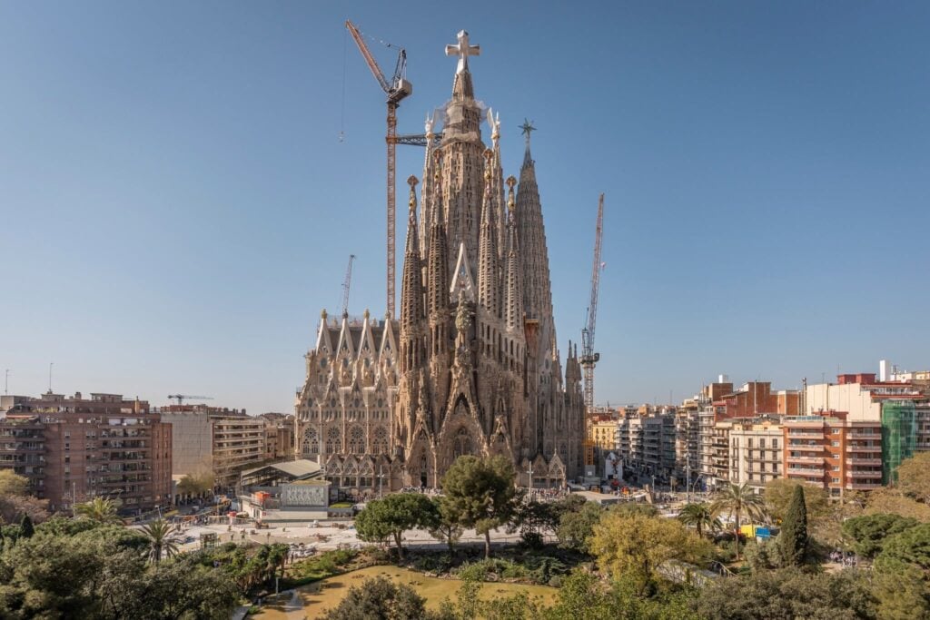 La Sagrada Familia è finalmente completa. La colossale opera di Antoni Gaudí inaugurata dal papa Leone XIV