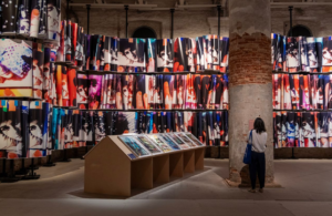 “In minor keys” è la mostra delle cuciture e della lentezza. Cosa funziona e cosa non funziona alla Biennale di Venezia