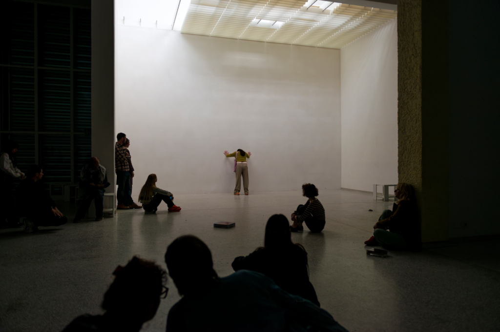 “L’arte dovrebbe metterci a disagio, non proteggerci”. Intervista all’artista del Padiglione Paesi Bassi alla Biennale 2026