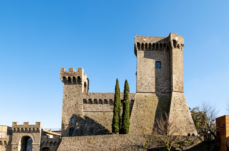 Quattro artisti (più cinque lupi selvaggi) rileggono il paesaggio in una Rocca in Toscana