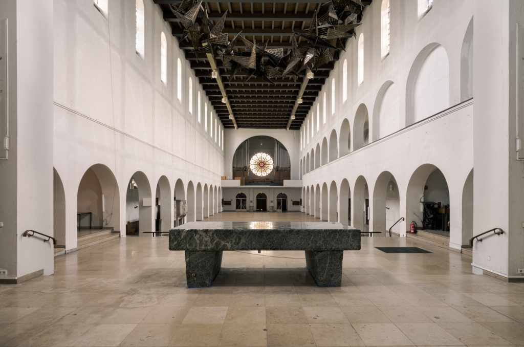 Le chiese sono sempre più vuote, cosa diventeranno? Prova a rispondere la biennale Manifesta che apre in Germania