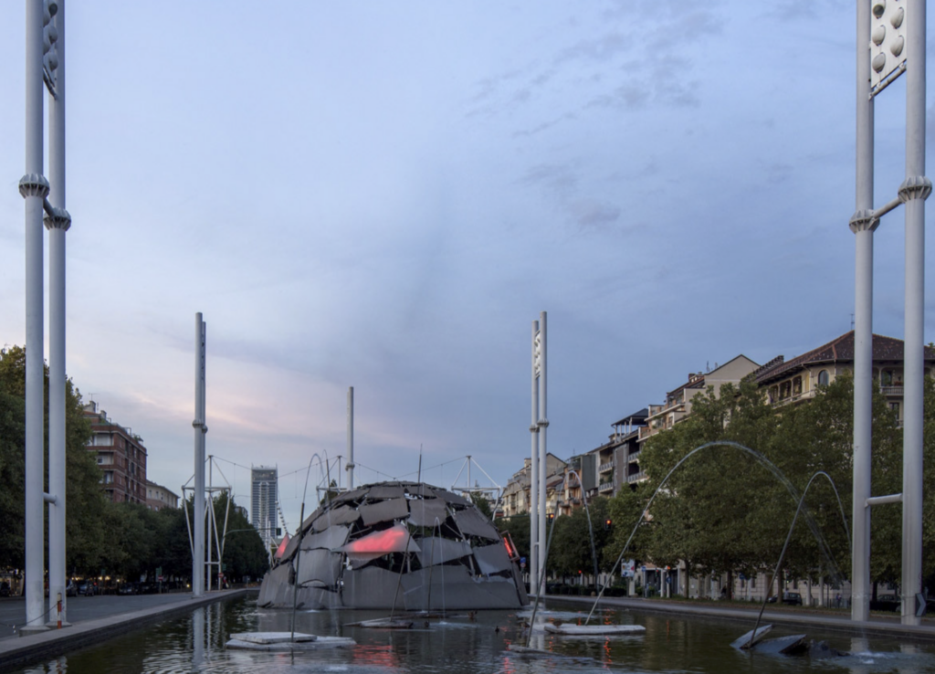 A Torino torna a funzionare la gigantesca Fontana Igloo di Mario Merz dopo anni di inattività. La storia 