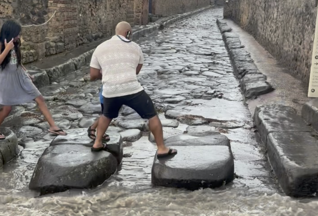 Crisi climatica e beni culturali. Il video dei temporali che sorprendono i visitatori a Pompei: fortuna che ci sono le antiche strisce pedonali romane