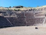 Teatro Antico di Assos sulle pendenze della collina vulcanica del sito. Ph: Luisa Taliento
