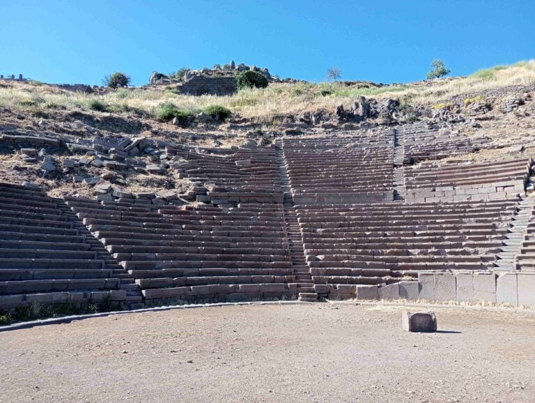 Teatro Antico di Assos sulle pendenze della collina vulcanica del sito. Ph: Luisa Taliento