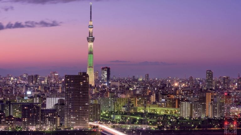 La tendenza delle donne che viaggiano da sole sta ridisegnando una parte del mondo del turismo