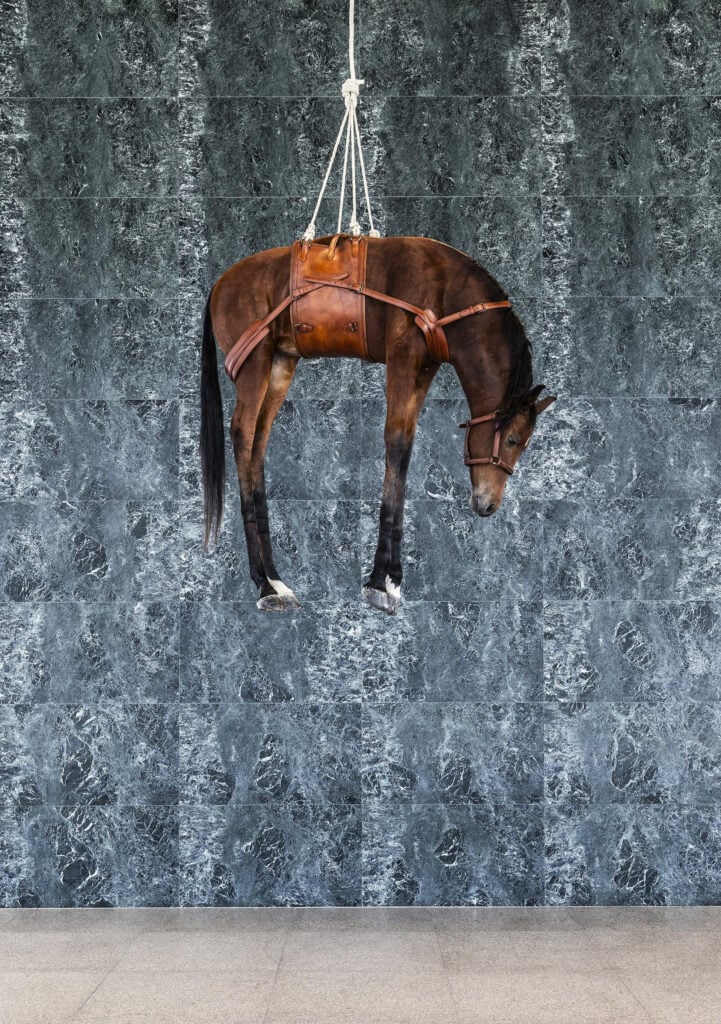 Inaugura una grande mostra di Maurizio Cattelan in Germania