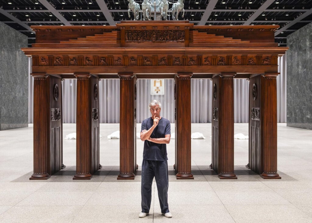 Inaugura una grande mostra di Maurizio Cattelan in Germania