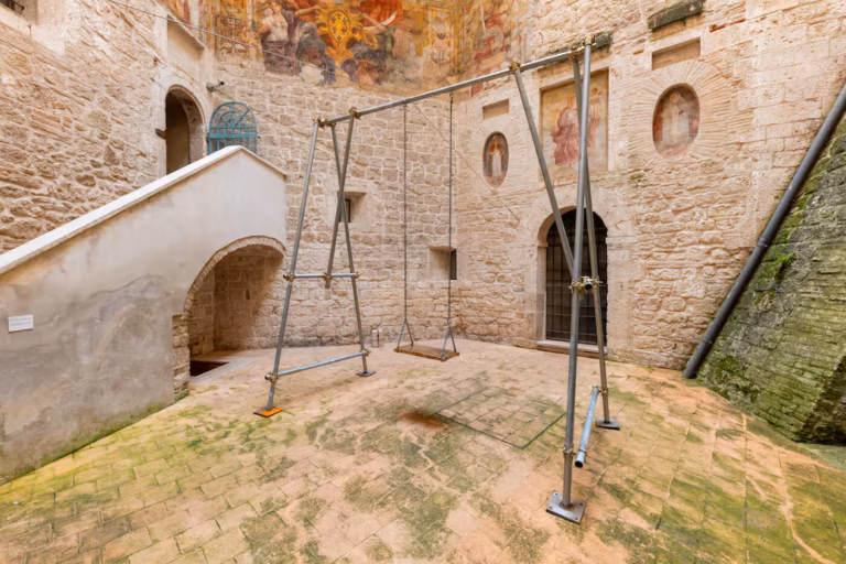 Veduta dell'allestimento &ldquo;Dove finisce la citt&agrave;&rdquo;, a cura di Alex Urso. Forte Malatesta, Ascoli Piceno (Premio Sparti 2026). Ph: Marco Biancucci