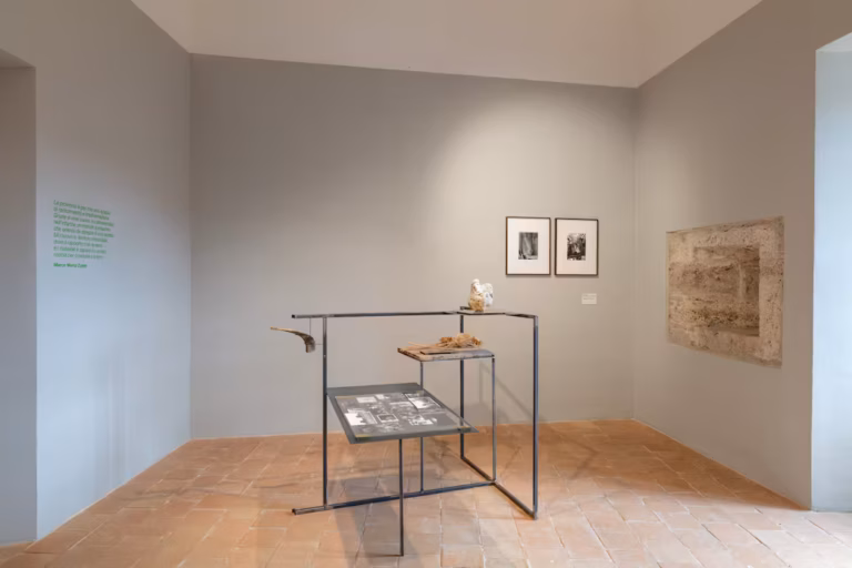 Veduta dell'allestimento &ldquo;Dove finisce la citt&agrave;&rdquo;, a cura di Alex Urso. Forte Malatesta, Ascoli Piceno (Premio Sparti 2026). Ph: Marco Biancucci
