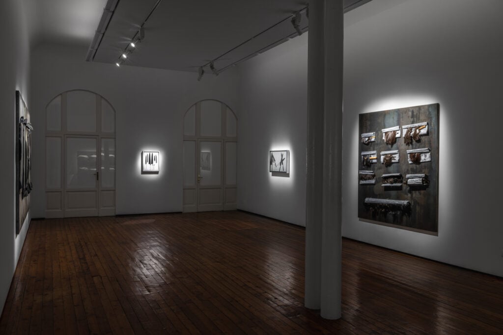Veduta della mostra "KOUNELLIS _ WARHOL. La messa in scena della tragedia umana", Galleria Fumagalli, Milano, 2025. Foto Guido Rizzuti. Courtesy Galleria Fumagalli