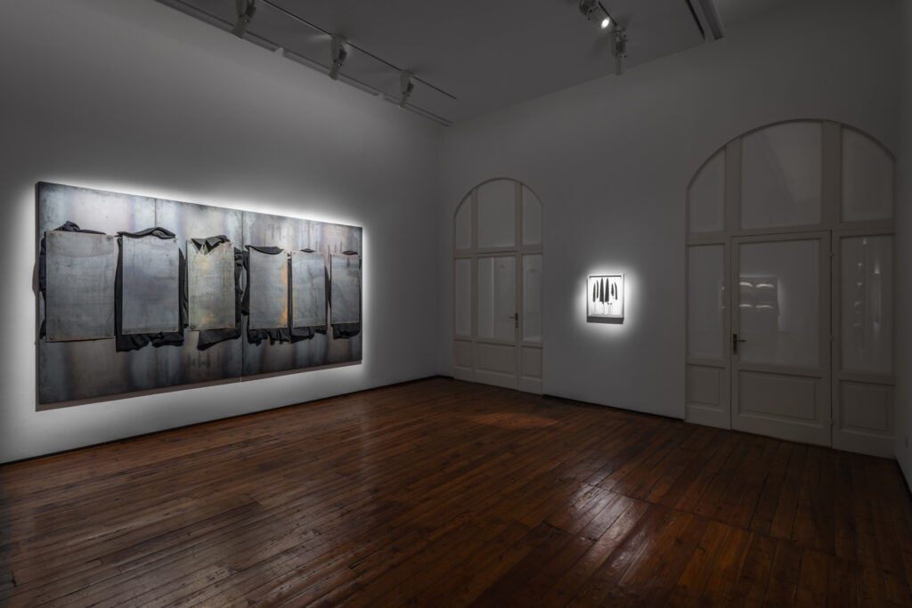 Veduta della mostra "KOUNELLIS _ WARHOL. La messa in scena della tragedia umana", Galleria Fumagalli, Milano, 2025. Foto Guido Rizzuti. Courtesy Galleria Fumagalli