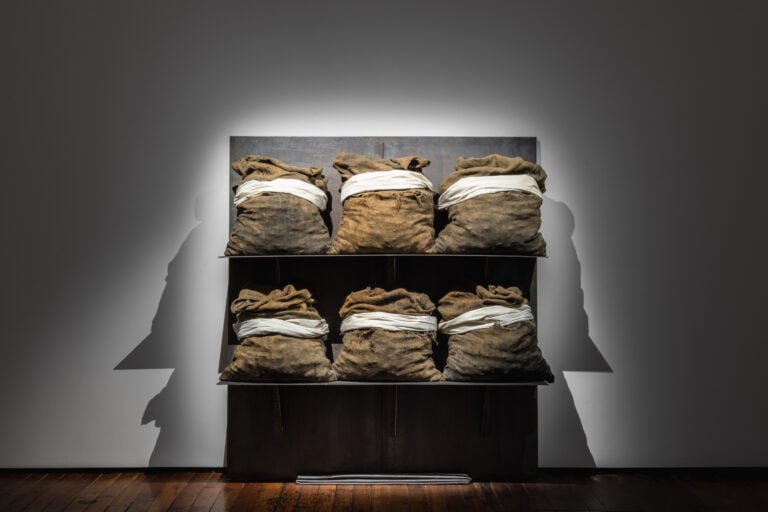 Veduta della mostra "KOUNELLIS _ WARHOL. La messa in scena della tragedia umana", Galleria Fumagalli, Milano, 2025. Foto Guido Rizzuti. Courtesy Galleria Fumagalli