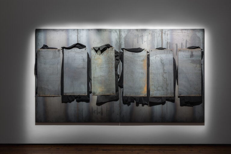 Veduta della mostra "KOUNELLIS _ WARHOL. La messa in scena della tragedia umana", Galleria Fumagalli, Milano, 2025. Foto Guido Rizzuti. Courtesy Galleria Fumagalli