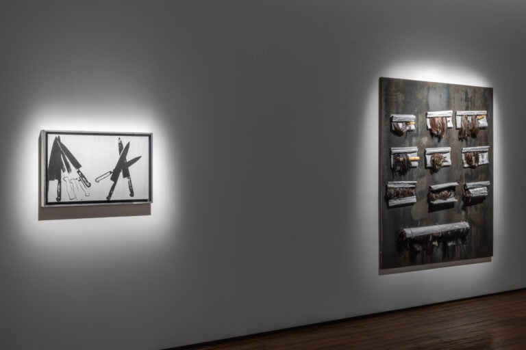Veduta della mostra "KOUNELLIS _ WARHOL. La messa in scena della tragedia umana", Galleria Fumagalli, Milano, 2025. Foto Guido Rizzuti. Courtesy Galleria Fumagalli