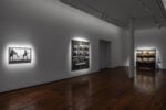 Veduta della mostra "KOUNELLIS _ WARHOL. La messa in scena della tragedia umana", Galleria Fumagalli, Milano, 2025. Foto Guido Rizzuti. Courtesy Galleria Fumagalli