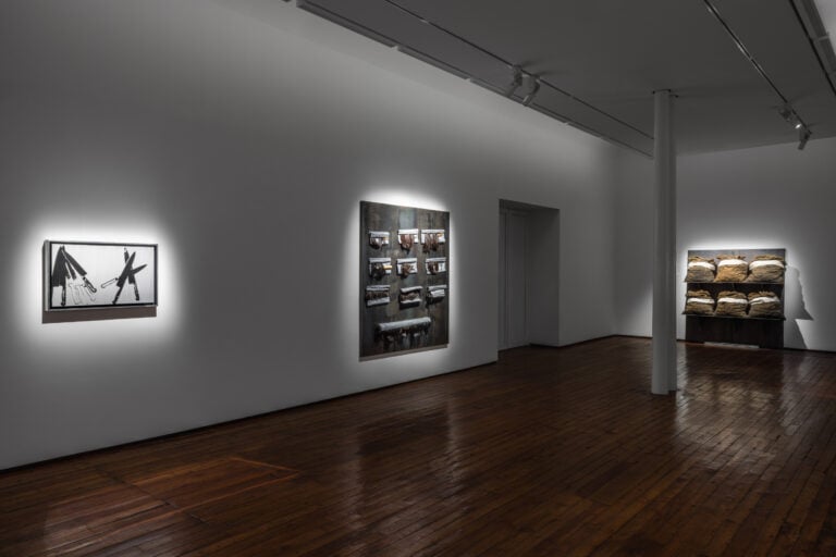 Veduta della mostra "KOUNELLIS _ WARHOL. La messa in scena della tragedia umana", Galleria Fumagalli, Milano, 2025. Foto Guido Rizzuti. Courtesy Galleria Fumagalli