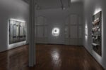 Veduta della mostra "KOUNELLIS _ WARHOL. La messa in scena della tragedia umana", Galleria Fumagalli, Milano, 2025. Foto Guido Rizzuti. Courtesy Galleria Fumagalli
