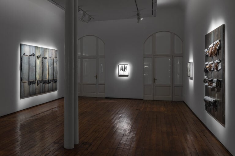 Veduta della mostra "KOUNELLIS _ WARHOL. La messa in scena della tragedia umana", Galleria Fumagalli, Milano, 2025. Foto Guido Rizzuti. Courtesy Galleria Fumagalli