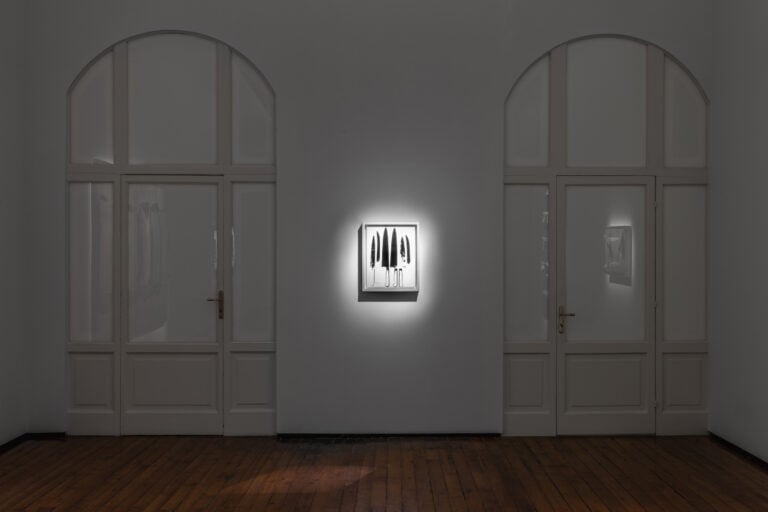 Veduta della mostra "KOUNELLIS _ WARHOL. La messa in scena della tragedia umana", Galleria Fumagalli, Milano, 2025. Foto Guido Rizzuti. Courtesy Galleria Fumagalli