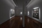 Veduta della mostra "KOUNELLIS _ WARHOL. La messa in scena della tragedia umana", Galleria Fumagalli, Milano, 2025. Foto Guido Rizzuti. Courtesy Galleria Fumagalli
