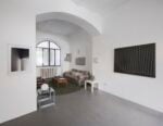 La fondazione del grande artista Enrico Castellani a Milano apre straordinariamente le sue porte con una mostra intergenerazionale