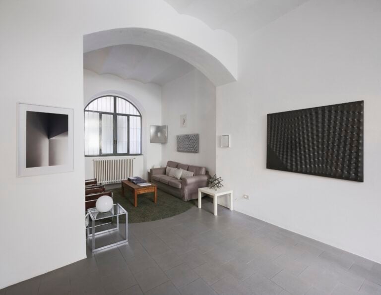 La fondazione del grande artista Enrico Castellani a Milano apre straordinariamente le sue porte con una mostra intergenerazionale