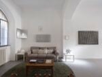 La fondazione del grande artista Enrico Castellani a Milano apre straordinariamente le sue porte con una mostra intergenerazionale