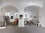 La fondazione del grande artista Enrico Castellani a Milano apre straordinariamente le sue porte con una mostra intergenerazionale