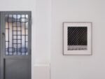 La fondazione del grande artista Enrico Castellani a Milano apre straordinariamente le sue porte con una mostra intergenerazionale