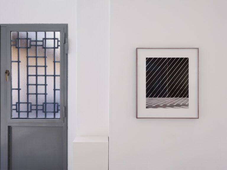 La fondazione del grande artista Enrico Castellani a Milano apre straordinariamente le sue porte con una mostra intergenerazionale