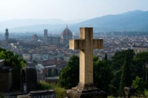 I cimiteri di Firenze raccontano una storia alternativa della città tra arte e memoria 