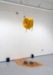 Simone Marconi, Too-Loose (Garza che Perde), 2024, acqua, sabbia, tubo, terracotta, pompa peristaltica, microfoni a contatto, casse, 230 x 180 x 250 cm