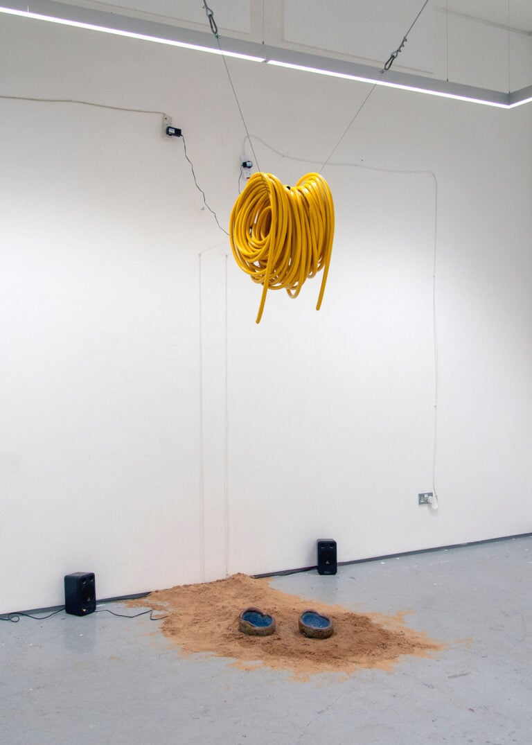 Simone Marconi, Too-Loose (Garza che Perde), 2024, acqua, sabbia, tubo, terracotta, pompa peristaltica, microfoni a contatto, casse, 230 x 180 x 250 cm