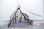 Simone Marconi, Hiding From a Self I Am No Longer, 2025, legno, audio, elastici, corde, iuta, cuffie, proiezione video, sacco a pelo, cemento, carta, gessetto, 260 x 240 x 180 cm, 13&rsquo;