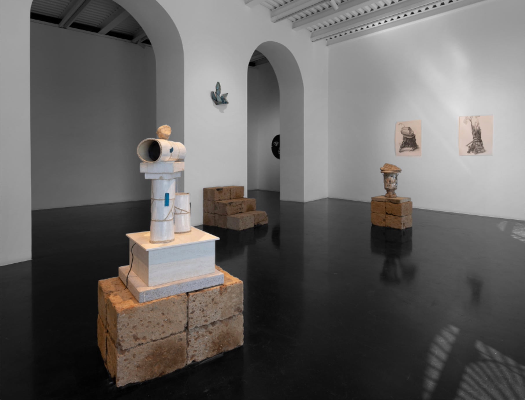 L'apparenza incanta: Rodrigo Torres e il gioco del mimetismo in mostra alla Rhinoceros Gallery di Roma