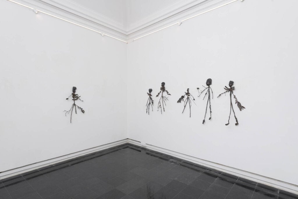 L’ora incerta in cui le forme abitano il buio. Lucia Leuci in mostra a Roma 
