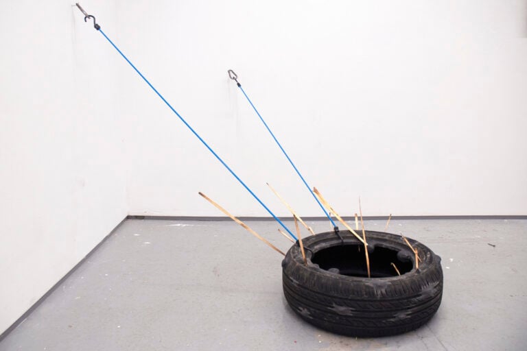 Simone Marconi, B-Aratro, 2024, pneumatico, legno, plastilina, corda, gancio, 130 x 135 x 120 cm