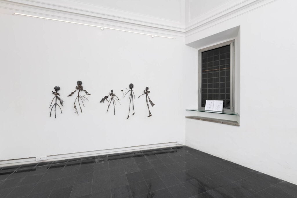 Installation view della mostra “Le 3:17” di Lucia Leuci presso la Galleria Eugenia Delfini, Roma, 9 maggio – 4 luglio, 2026. Foto di Giorgio Benni. Courtesy l’artista e Galleria Eugenia Delfini